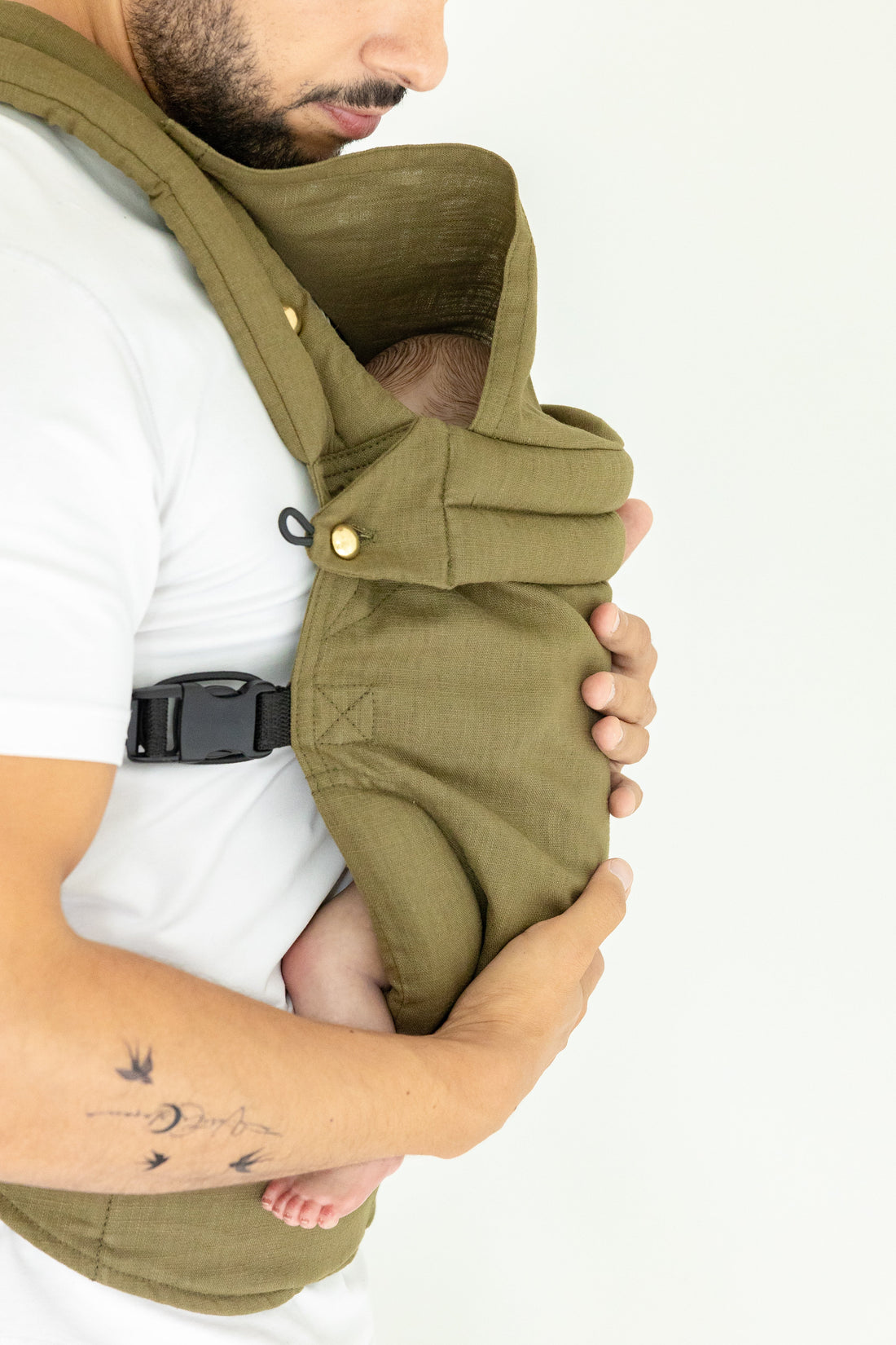 Porteo en tiempos difíciles: Cómo llevar a tu bebé puede aliviar cólicos, llanto y estrés