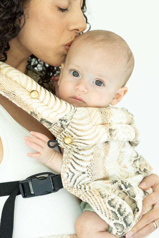 Más allá de la comodidad: Cómo el porteo favorece el desarrollo físico del bebé
